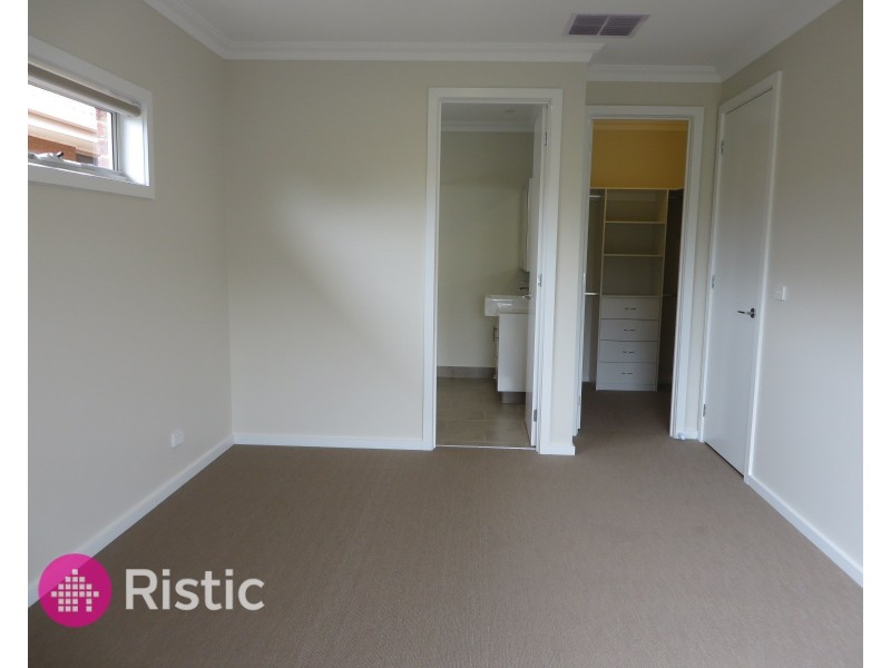 2/2 Woolnough Drive, Epping VIC 3076