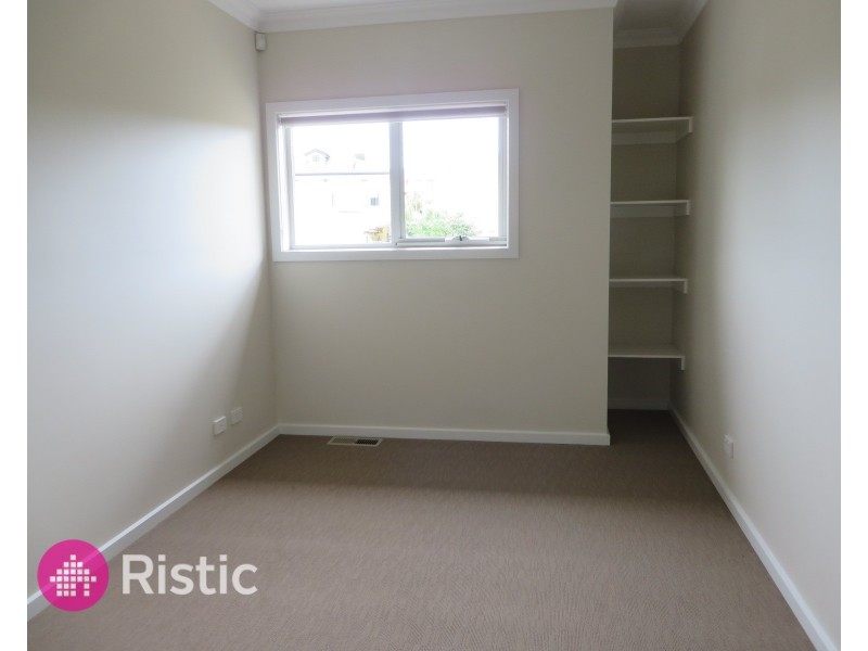 2/2 Woolnough Drive, Epping VIC 3076
