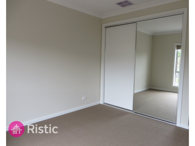 2/2 Woolnough Drive, Epping VIC 3076