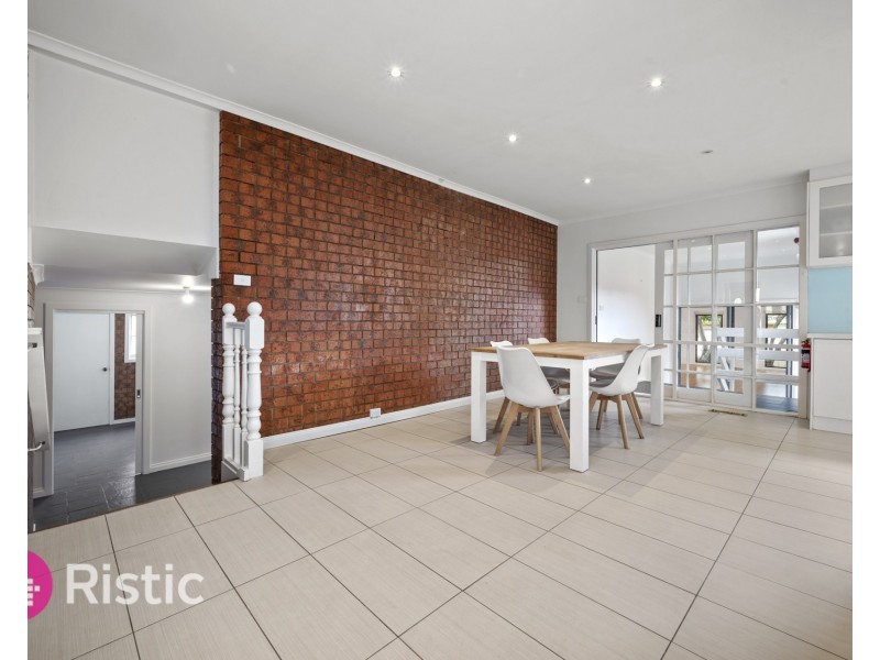 18 Centenary Drive, Mill Park VIC 3082