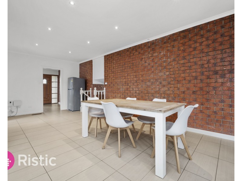 18 Centenary Drive, Mill Park VIC 3082