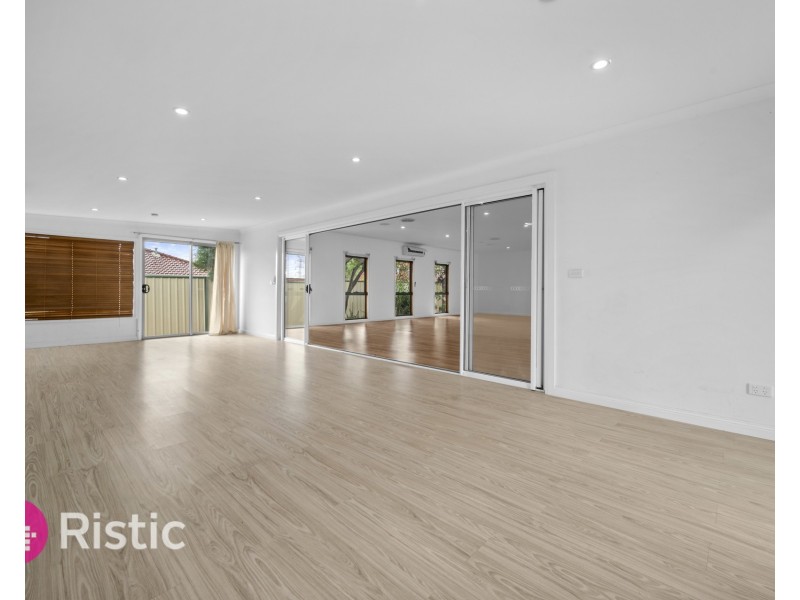 18 Centenary Drive, Mill Park VIC 3082