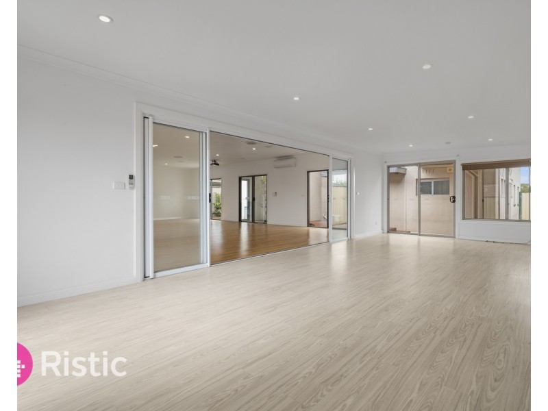 18 Centenary Drive, Mill Park VIC 3082