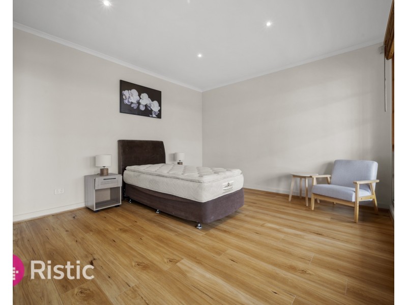 18 Centenary Drive, Mill Park VIC 3082