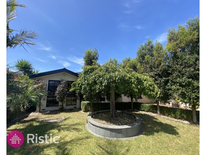 8 Acmena Court, Mill Park VIC 3082