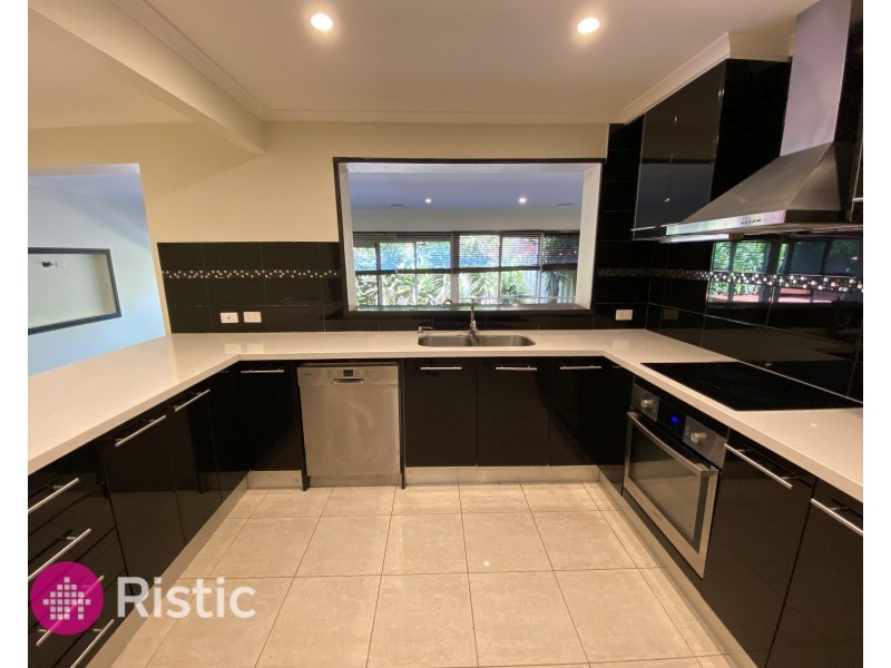 8 Acmena Court, Mill Park VIC 3082