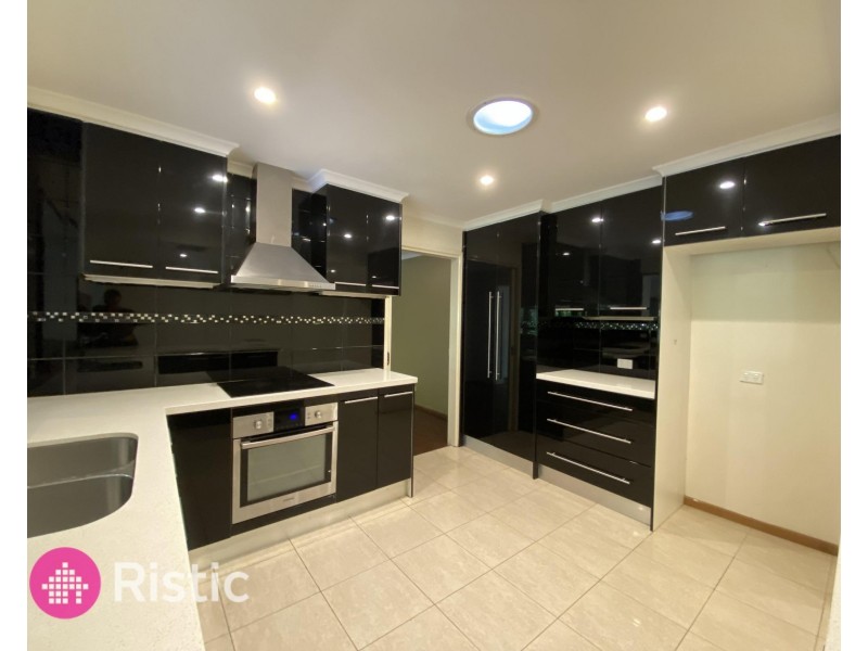8 Acmena Court, Mill Park VIC 3082