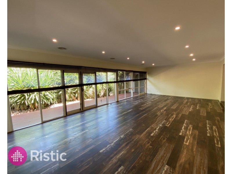 8 Acmena Court, Mill Park VIC 3082