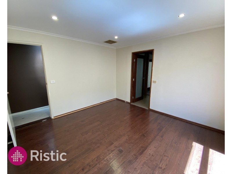 8 Acmena Court, Mill Park VIC 3082