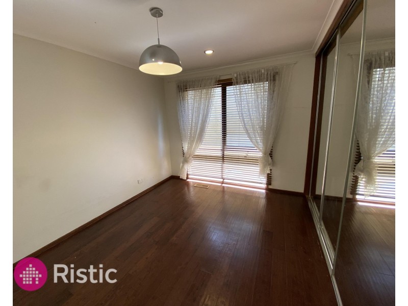 8 Acmena Court, Mill Park VIC 3082