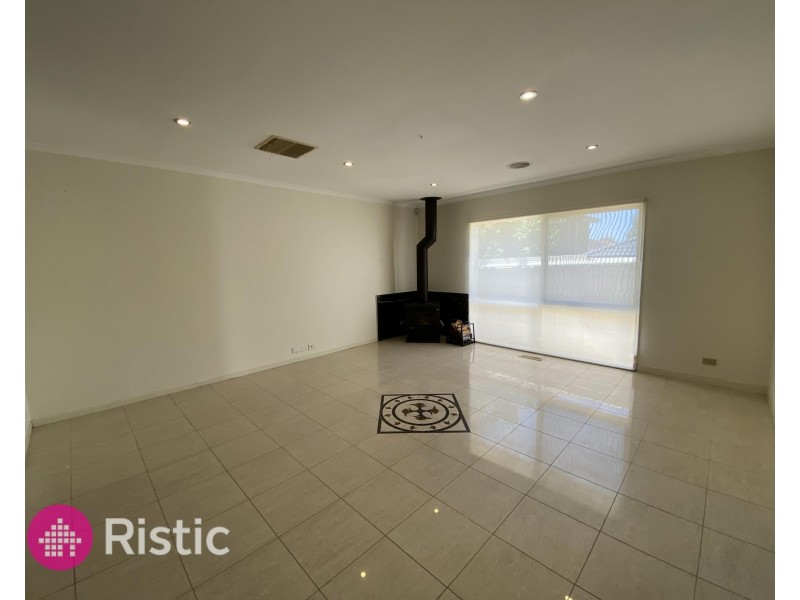 8 Acmena Court, Mill Park VIC 3082