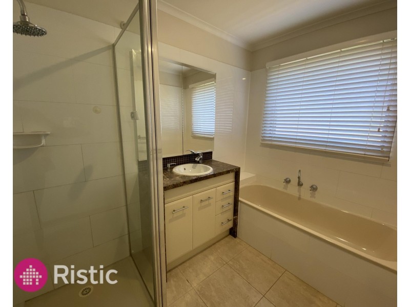 8 Acmena Court, Mill Park VIC 3082