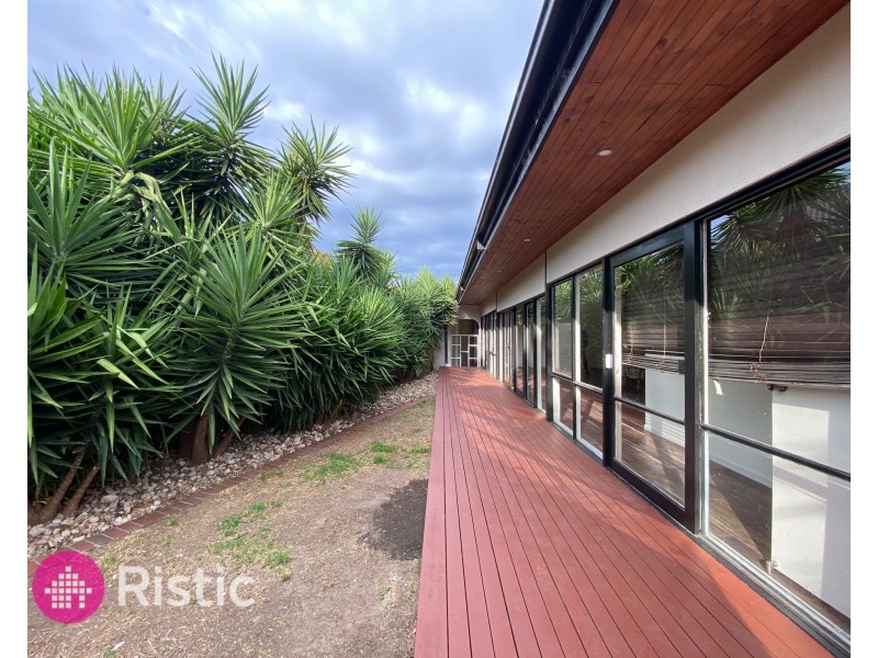8 Acmena Court, Mill Park VIC 3082