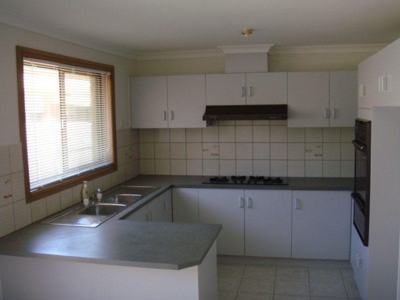 8 Avonmore Close, Mill Park VIC 3082