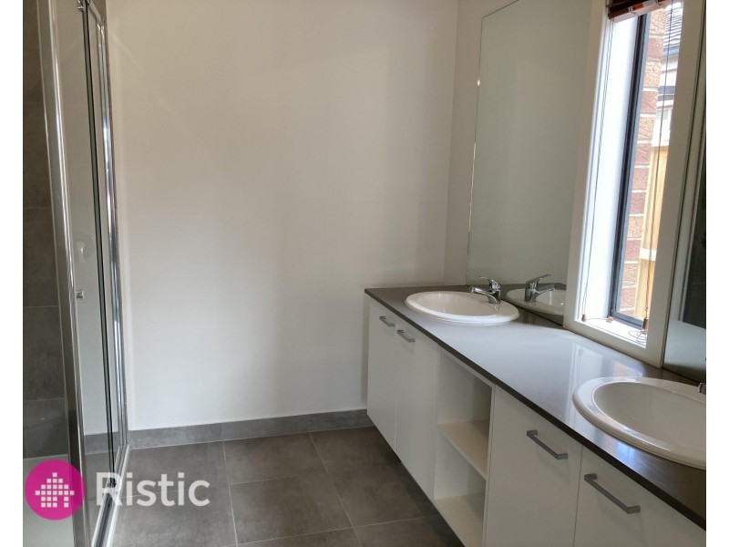 9 Catisfield Circuit, Donnybrook VIC 3064