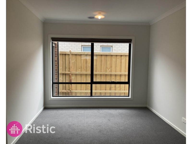 9 Catisfield Circuit, Donnybrook VIC 3064