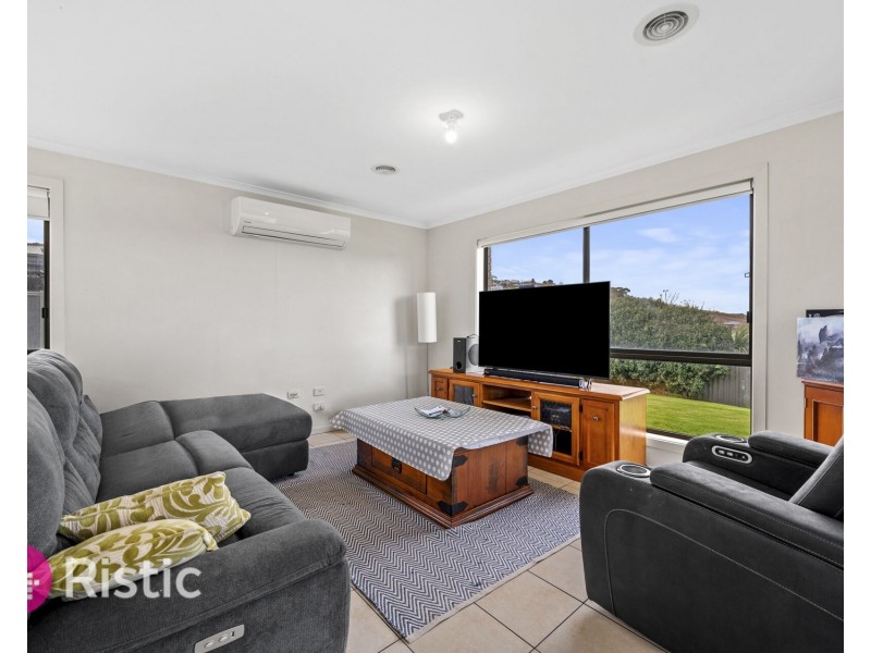 3 Doonie Way, Pakenham VIC 3810