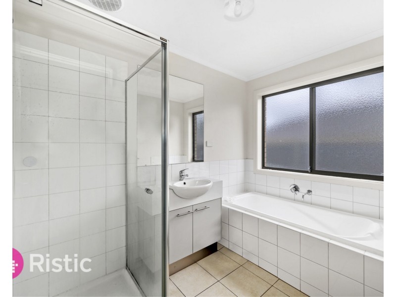 3 Doonie Way, Pakenham VIC 3810
