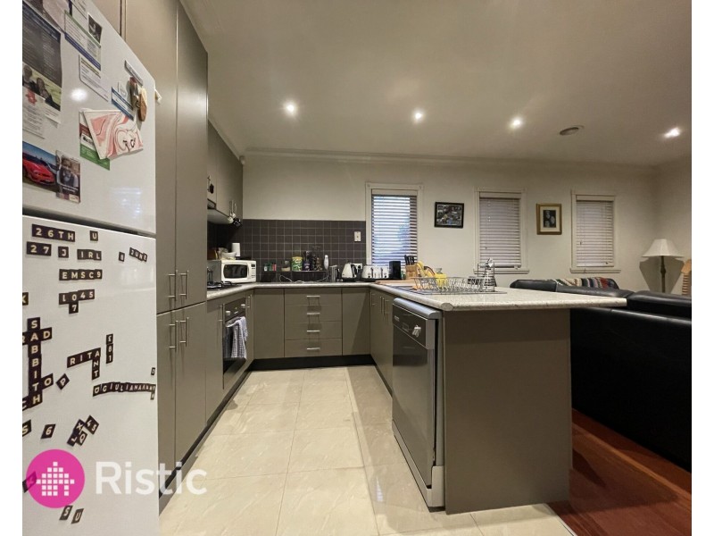 2/5 Delacombe Drive, Mill Park VIC 3082