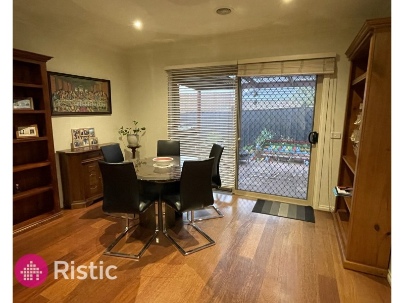 2/5 Delacombe Drive, Mill Park VIC 3082