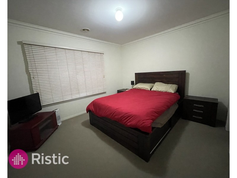 2/5 Delacombe Drive, Mill Park VIC 3082