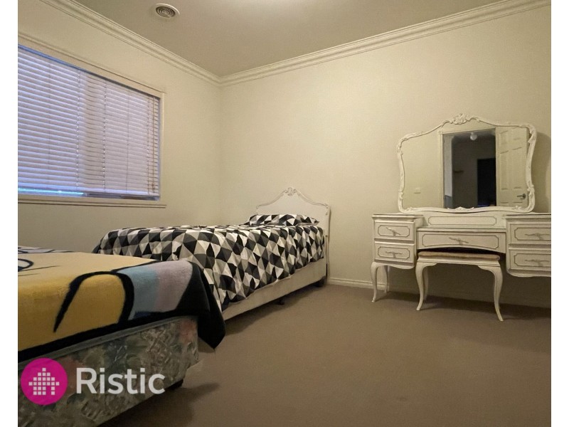 2/5 Delacombe Drive, Mill Park VIC 3082