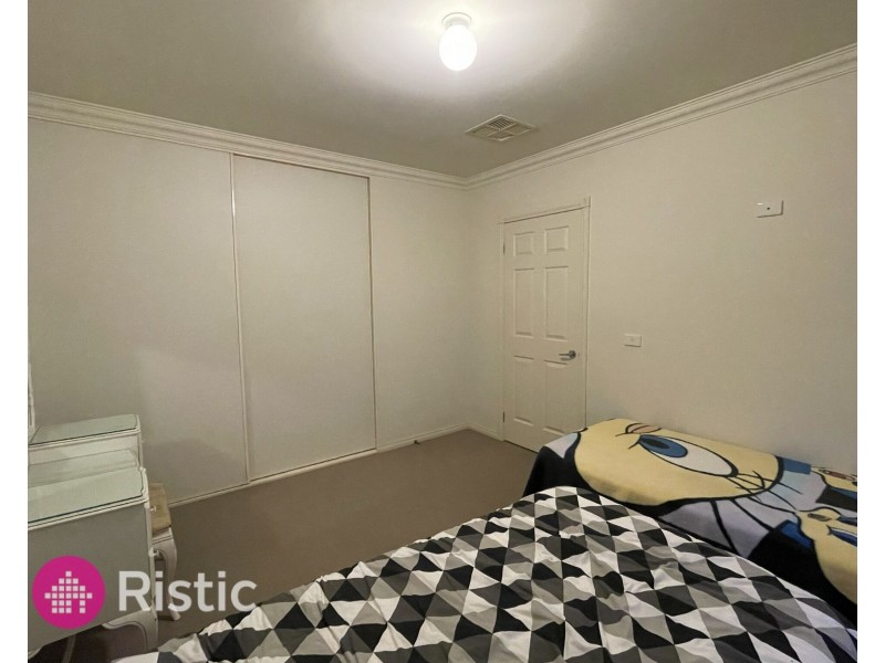 2/5 Delacombe Drive, Mill Park VIC 3082