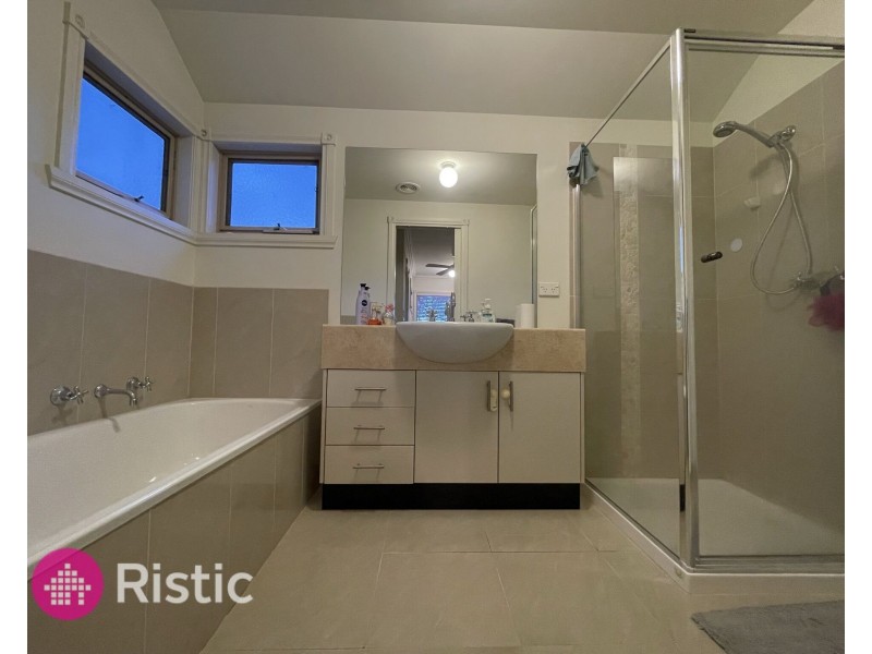 2/5 Delacombe Drive, Mill Park VIC 3082