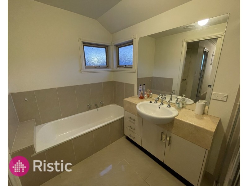 2/5 Delacombe Drive, Mill Park VIC 3082