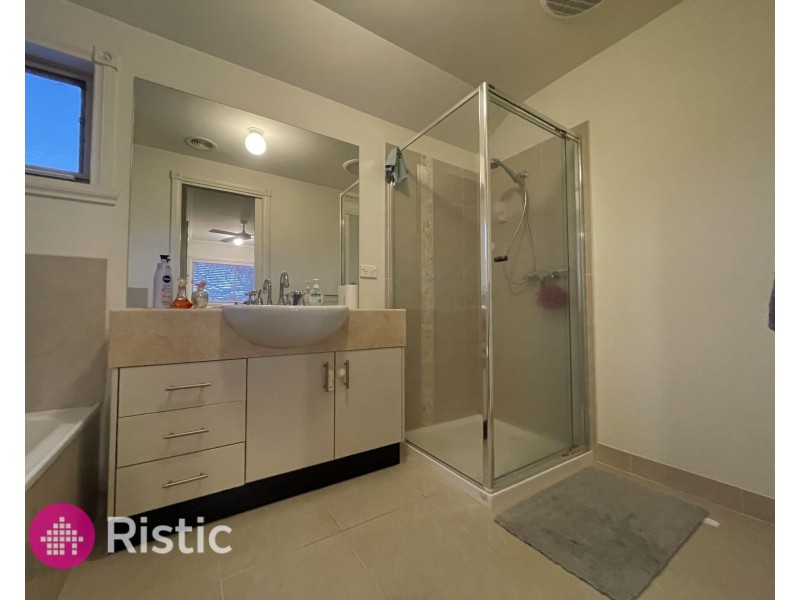 2/5 Delacombe Drive, Mill Park VIC 3082