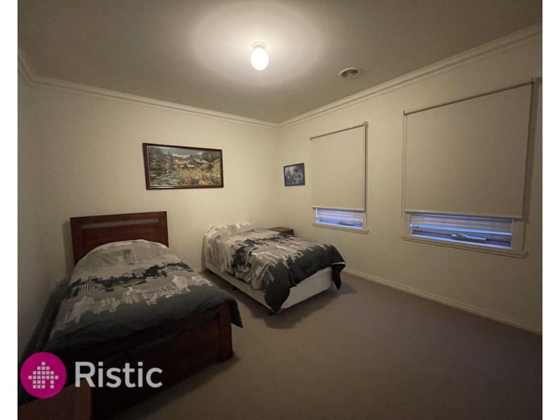 2/5 Delacombe Drive, Mill Park VIC 3082