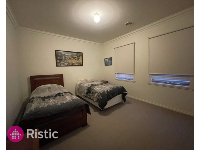 2/5 Delacombe Drive, Mill Park VIC 3082
