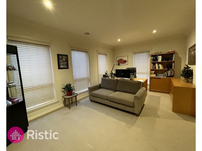 2/5 Delacombe Drive, Mill Park VIC 3082