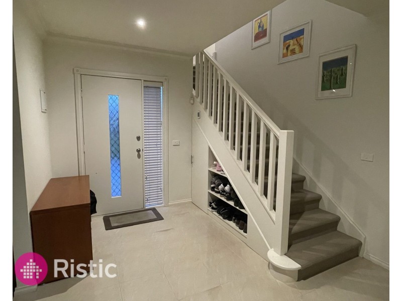 2/5 Delacombe Drive, Mill Park VIC 3082