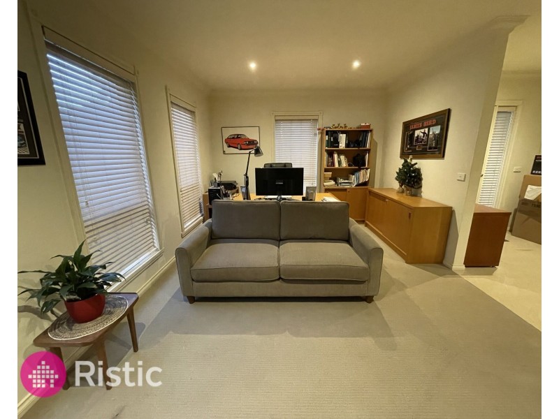 2/5 Delacombe Drive, Mill Park VIC 3082