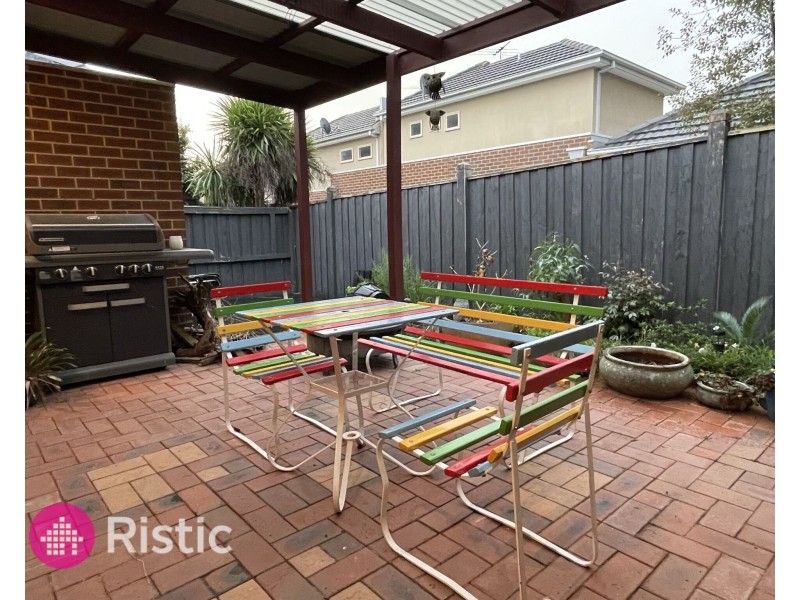 2/5 Delacombe Drive, Mill Park VIC 3082