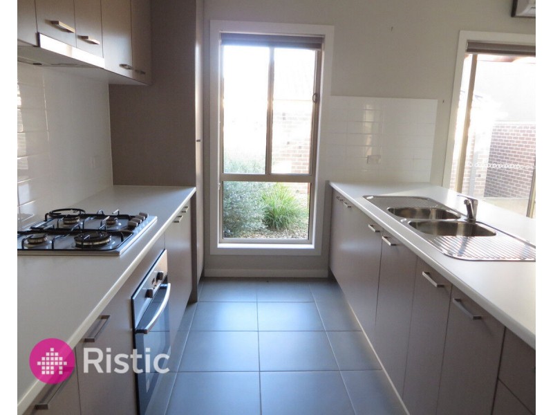 8 Pittard Walk, Epping VIC 3076