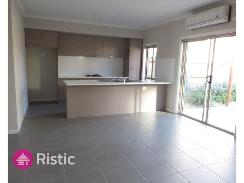 8 Pittard Walk, Epping VIC 3076