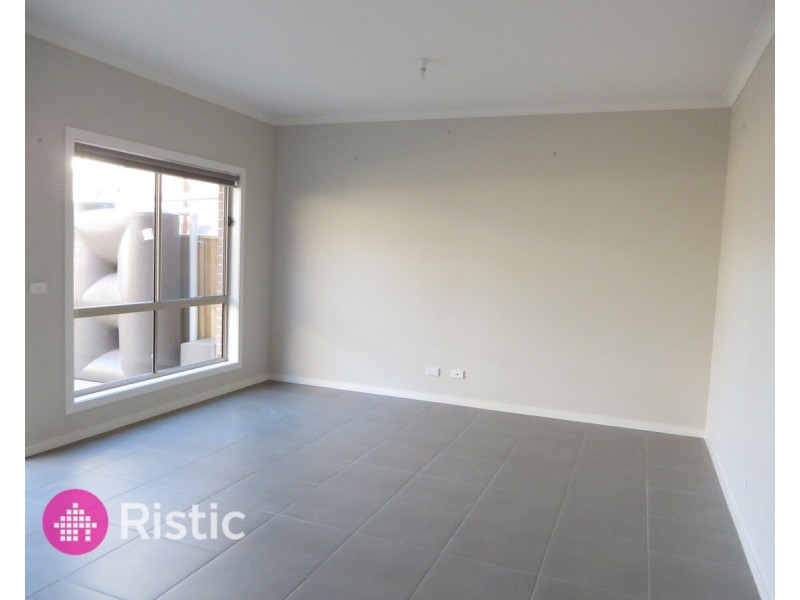 8 Pittard Walk, Epping VIC 3076