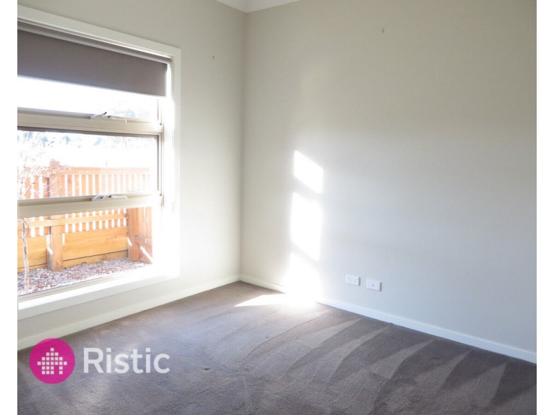 8 Pittard Walk, Epping VIC 3076