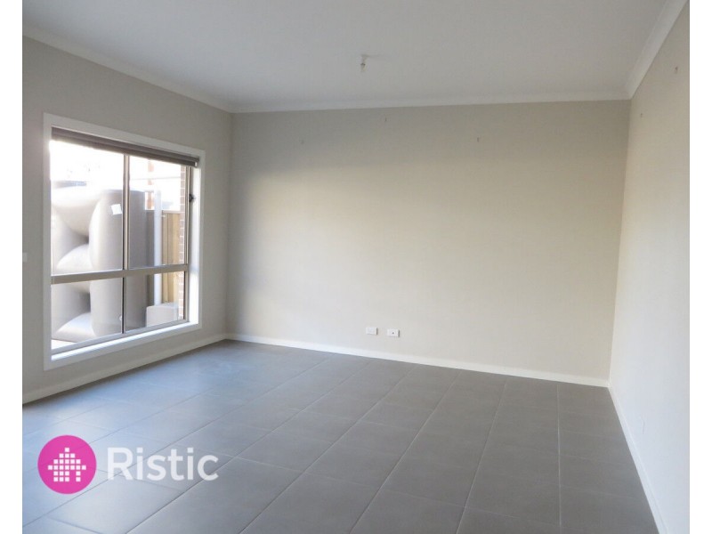 8 Pittard Walk, Epping VIC 3076