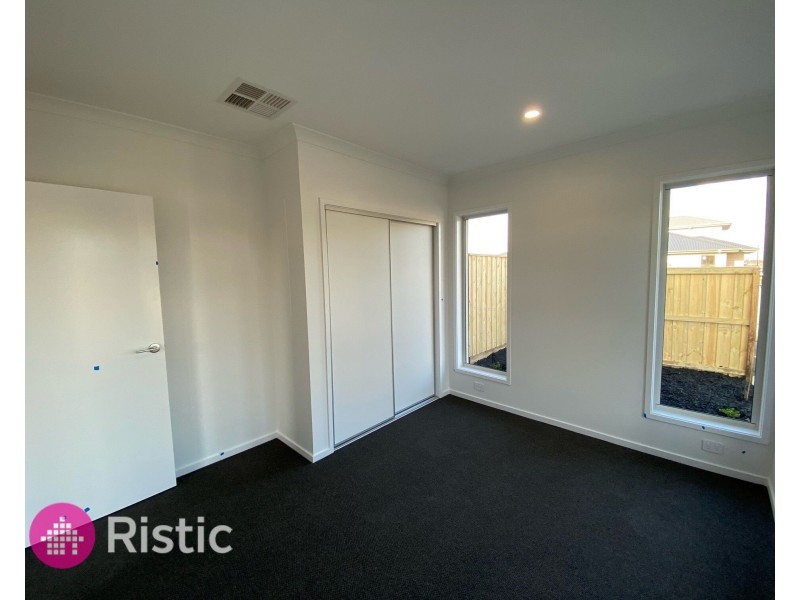 27 Rochford Drive, Donnybrook VIC 3064