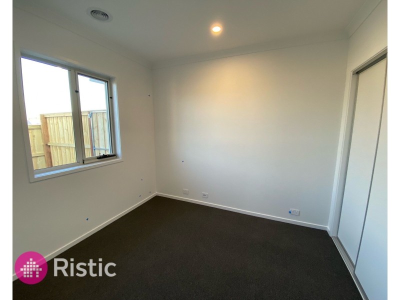 27 Rochford Drive, Donnybrook VIC 3064