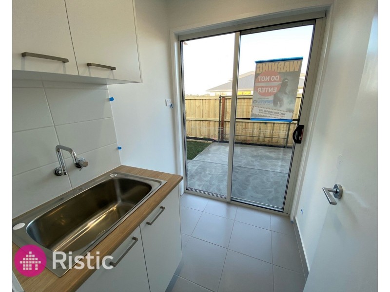 27 Rochford Drive, Donnybrook VIC 3064