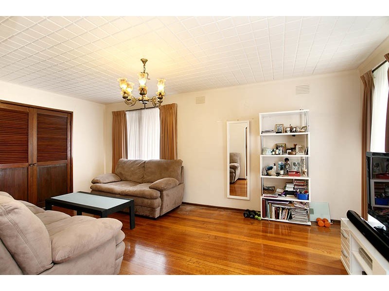 2 Moira Avenue, Reservoir VIC 3073