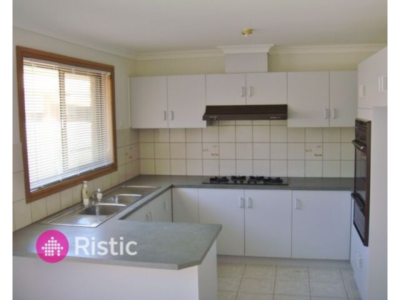 8 Avonmore Close, Mill Park VIC 3082