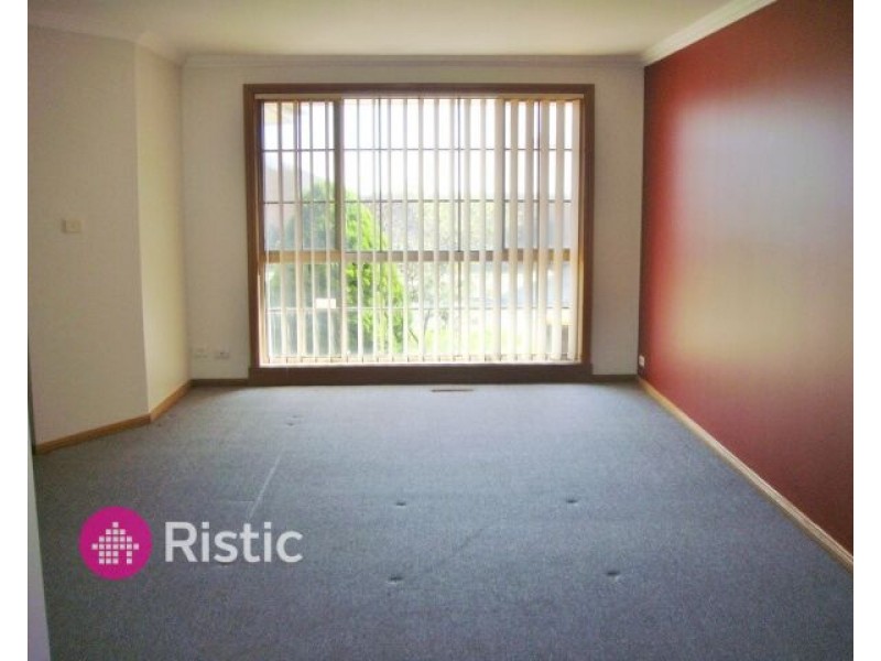 8 Avonmore Close, Mill Park VIC 3082