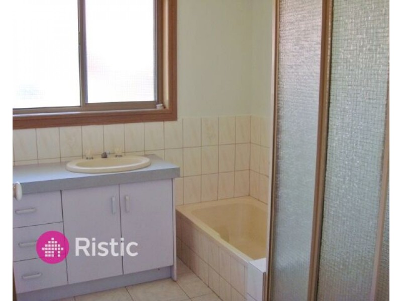 8 Avonmore Close, Mill Park VIC 3082