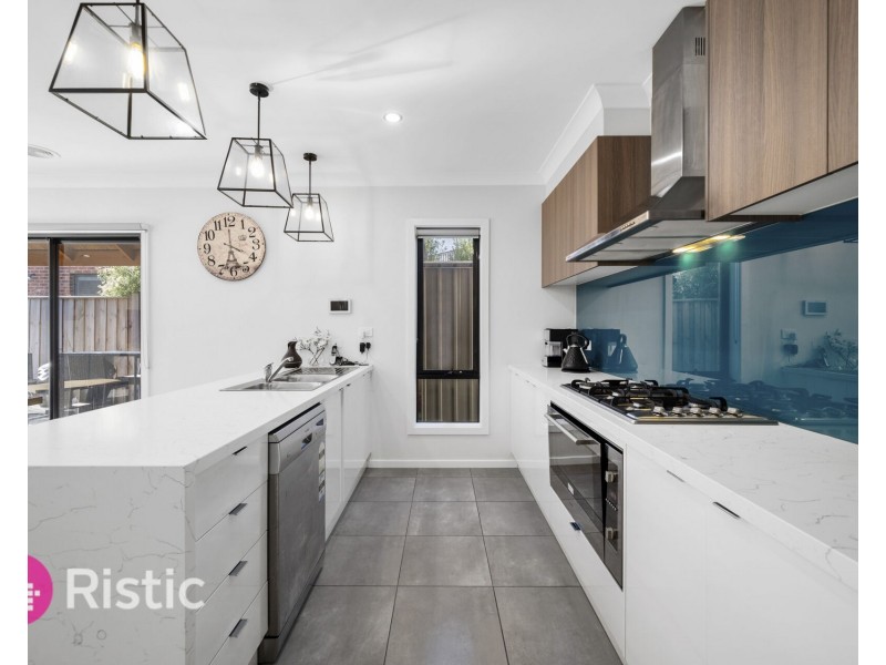18 Abloom View, Mickleham VIC 3064