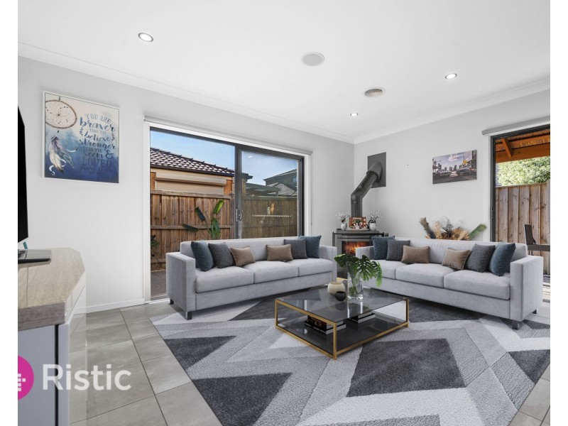 18 Abloom View, Mickleham VIC 3064